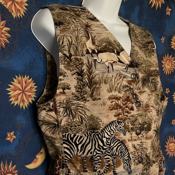 Liz wear safari vest - Picture 7 of 10
